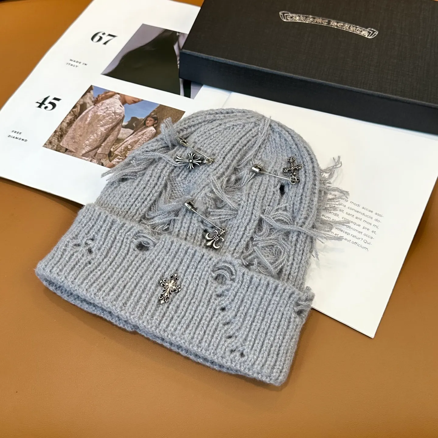 P60 🤍Chrome hearts new autumn and winter cross knitted hat🧶 One of the must-have hats in autumn and winter~ It really looks good on whoever wears it~, it is also a perfect match in black and white and gray in autumn~